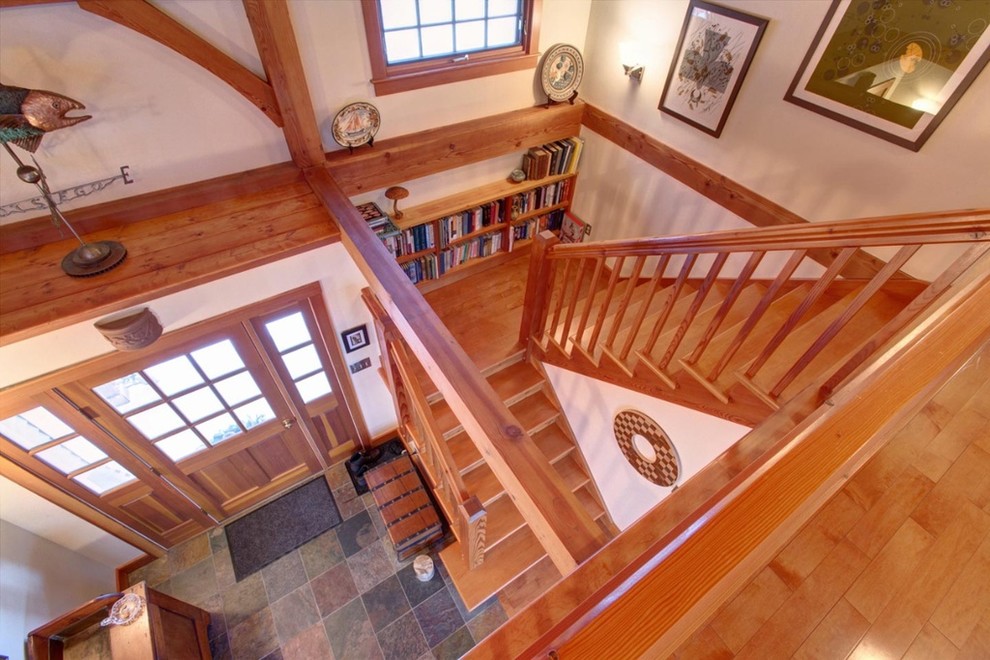 Cette photo montre un escalier craftsman en U avec des marches en bois.