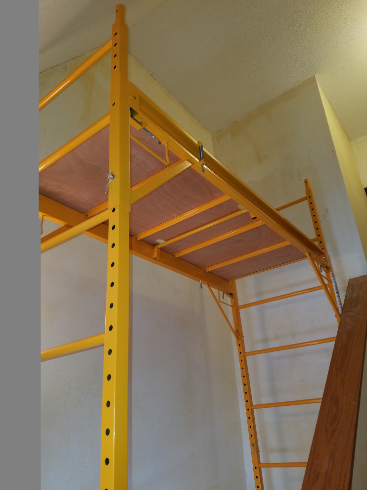 Imagen de escalera en U rústica grande con escalones enmoquetados, contrahuellas enmoquetadas y barandilla de madera