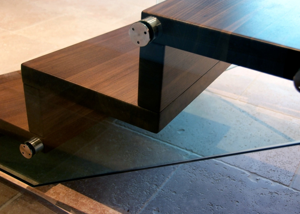 Foto di una piccola scala a rampa dritta minimalista con pedata in legno, alzata in legno e parapetto in materiali misti