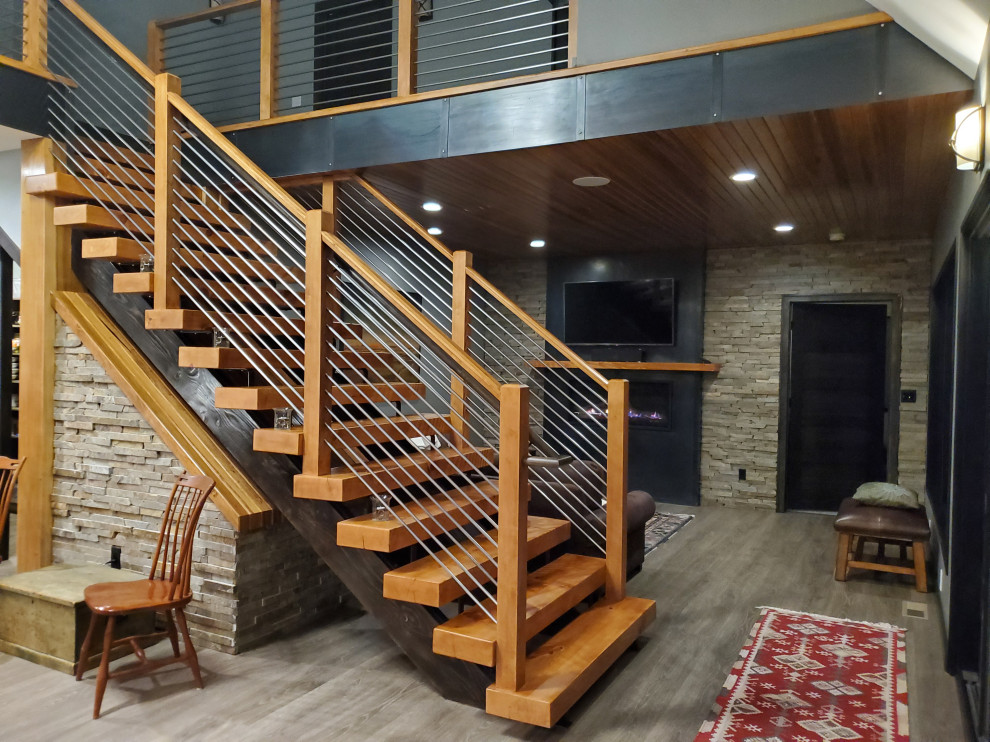 Свежая идея для дизайна: прямая лестница в классическом стиле с деревянными ступенями и перилами из смешанных материалов без подступенок - отличное фото интерьера