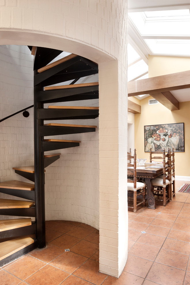 Foto de escalera de caracol contemporánea con escalones de madera
