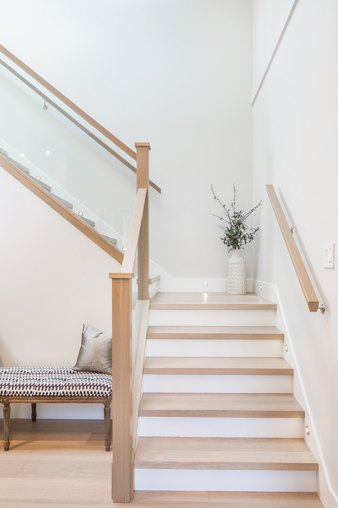 Источник вдохновения для домашнего уюта: угловая лестница среднего размера в стиле неоклассика (современная классика) с деревянными ступенями, крашенными деревянными подступенками и перилами из смешанных материалов