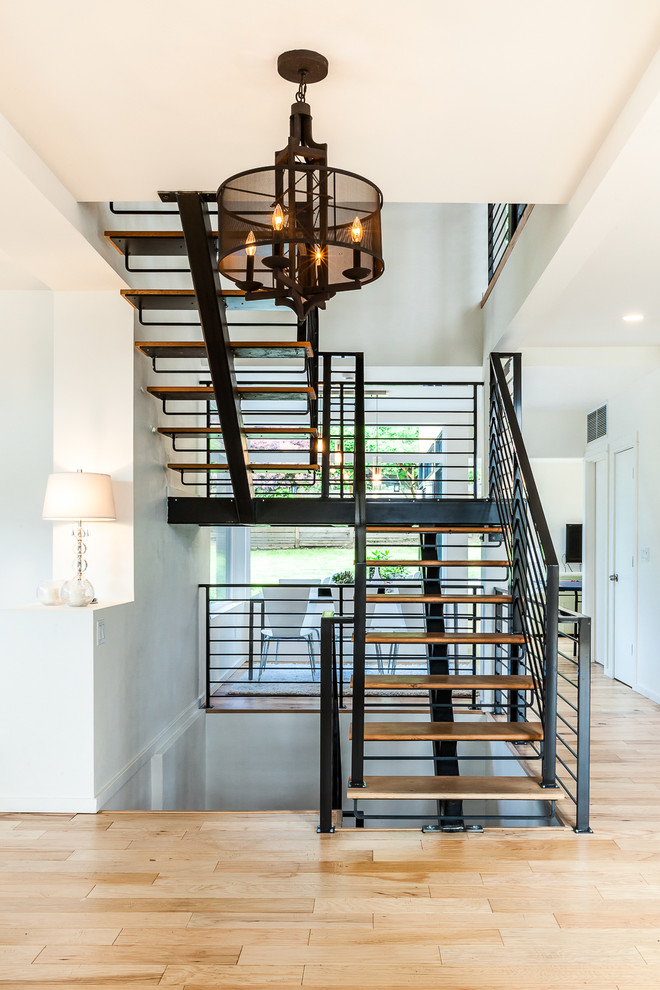 На фото: п-образная лестница в современном стиле с деревянными ступенями без подступенок с