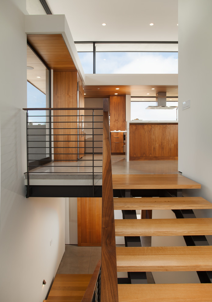 Gerade, Große Moderne Treppe mit offenen Setzstufen in Orange County
