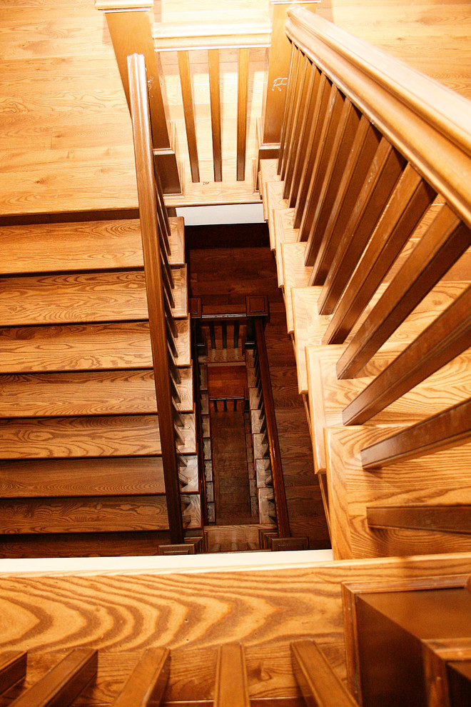 Пример оригинального дизайна: большая п-образная деревянная лестница в стиле рустика с деревянными ступенями и деревянными перилами