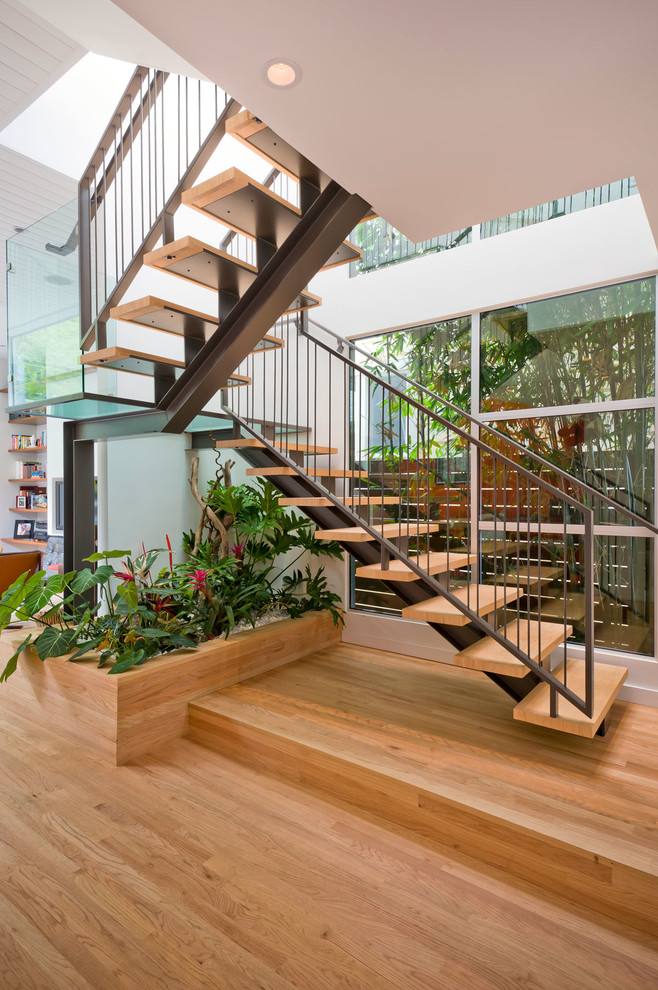 Стильный дизайн: лестница в современном стиле с деревянными ступенями без подступенок - последний тренд