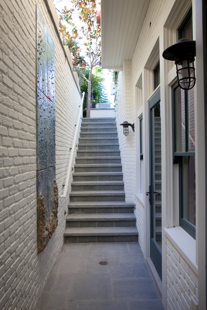 Свежая идея для дизайна: прямая лестница в морском стиле с ступенями из плитки и подступенками из плитки - отличное фото интерьера