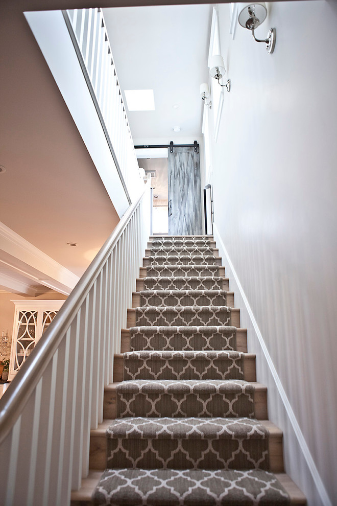 Свежая идея для дизайна: прямая лестница среднего размера в стиле неоклассика (современная классика) с ступенями с ковровым покрытием и ковровыми подступенками - отличное фото интерьера