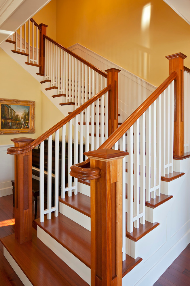 Idée de décoration pour un escalier peint craftsman en U de taille moyenne avec des marches en bois.