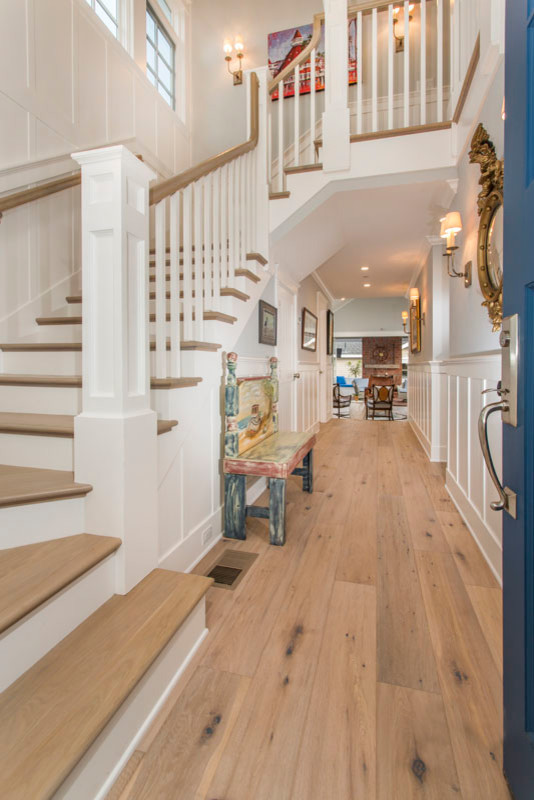 Свежая идея для дизайна: изогнутая лестница среднего размера в классическом стиле с деревянными ступенями, крашенными деревянными подступенками и деревянными перилами - отличное фото интерьера