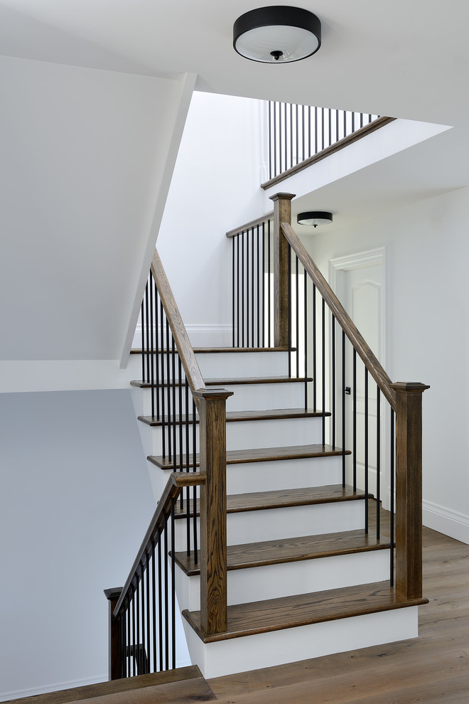 Aménagement d'un escalier peint bord de mer en L de taille moyenne avec des marches en bois, un garde-corps en matériaux mixtes et éclairage.