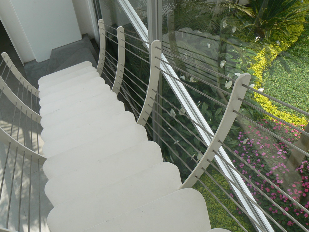他の地域にあるトロピカルスタイルのおしゃれな階段の写真