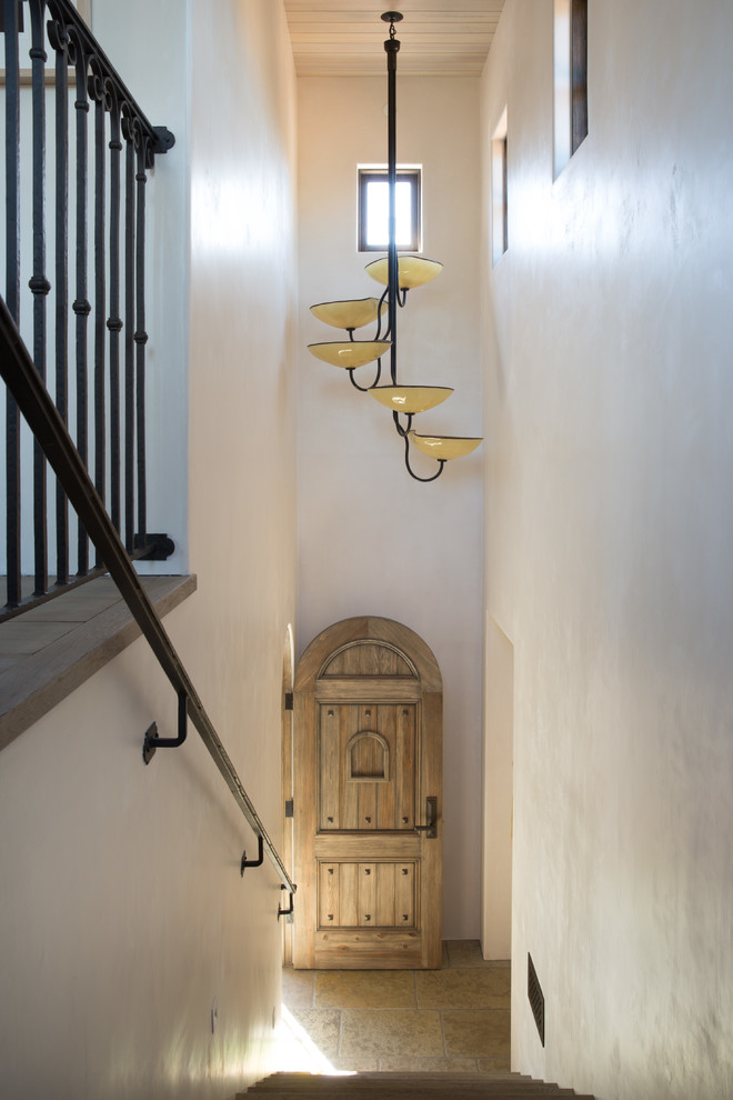 Diseño de escalera recta mediterránea de tamaño medio con barandilla de metal