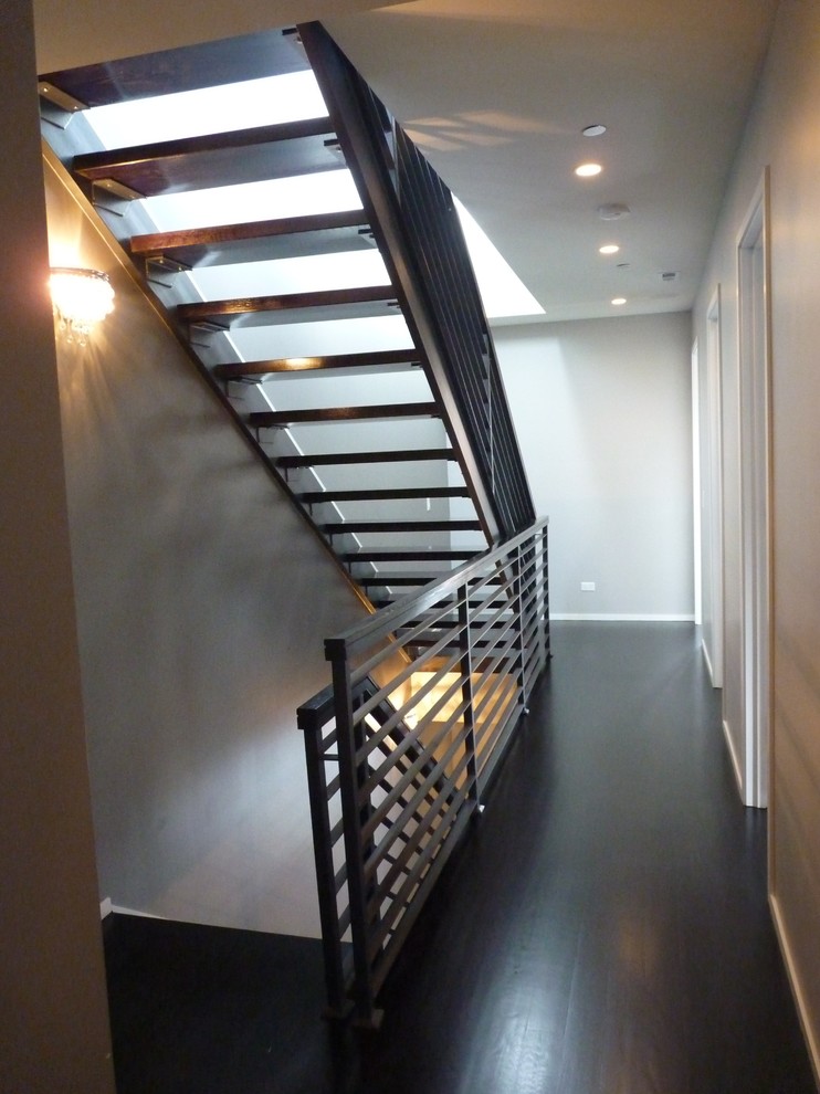 Источник вдохновения для домашнего уюта: прямая лестница в современном стиле с металлическими ступенями без подступенок