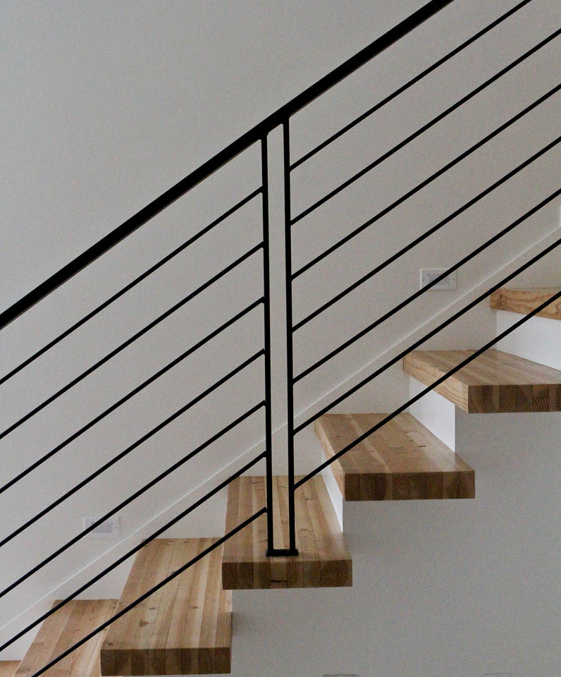 Réalisation d'un escalier flottant design de taille moyenne avec des marches en bois et des contremarches en bois.