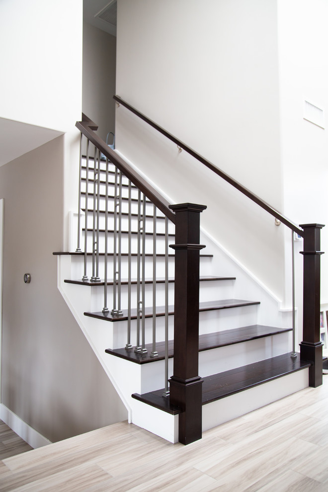 Aménagement d'un escalier peint contemporain en U de taille moyenne avec des marches en bois et un garde-corps en matériaux mixtes.