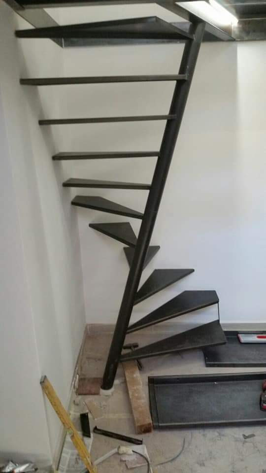 Aménagement d'un petit escalier sans contremarche hélicoïdal industriel avec des marches en métal et un garde-corps en métal.