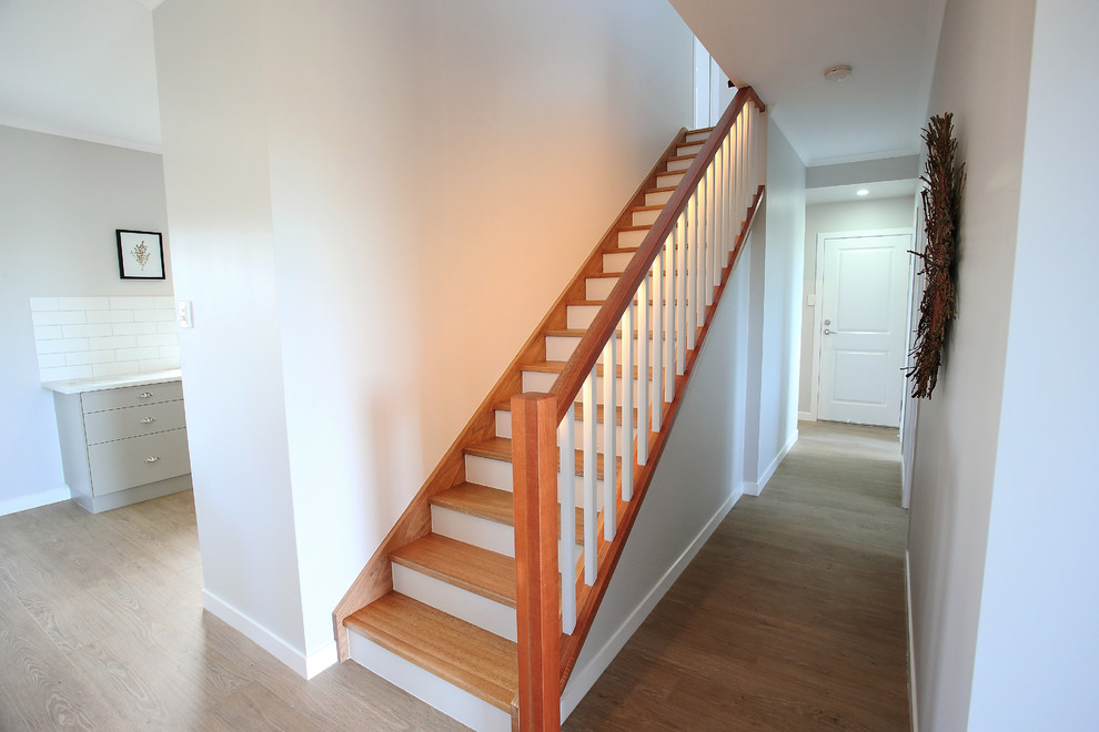 Imagen de escalera recta clásica renovada pequeña con escalones de madera y contrahuellas de madera pintada