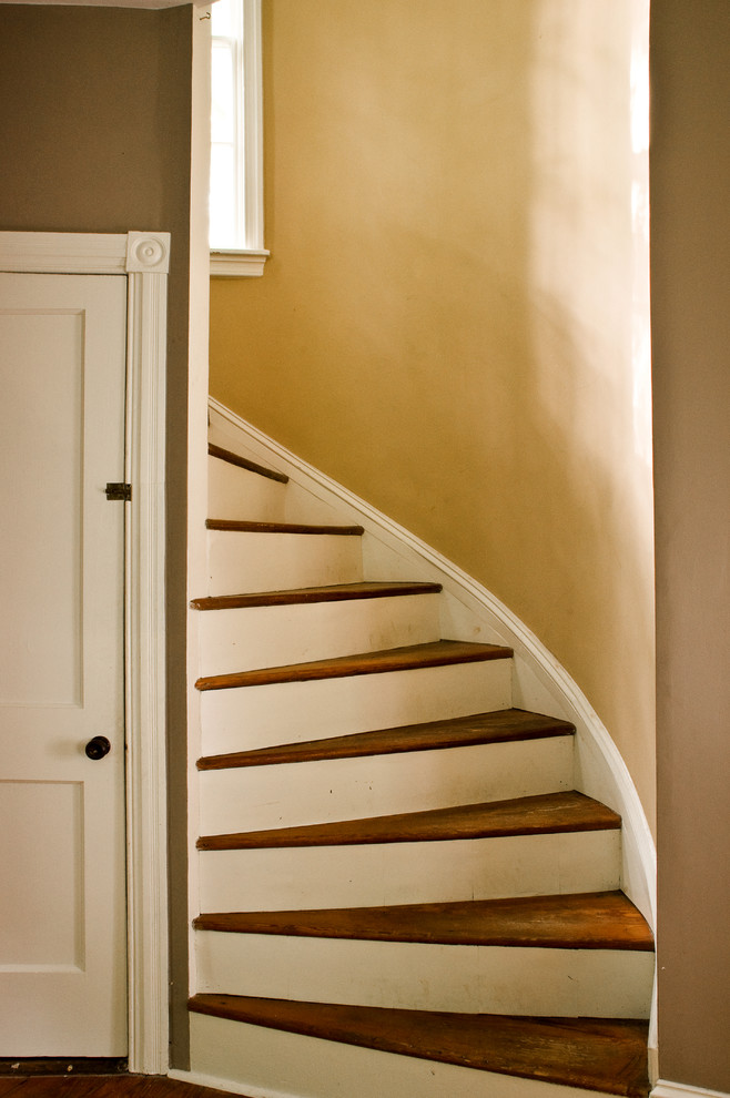 Стильный дизайн: маленькая винтовая лестница в классическом стиле с деревянными ступенями и крашенными деревянными подступенками для на участке и в саду - последний тренд