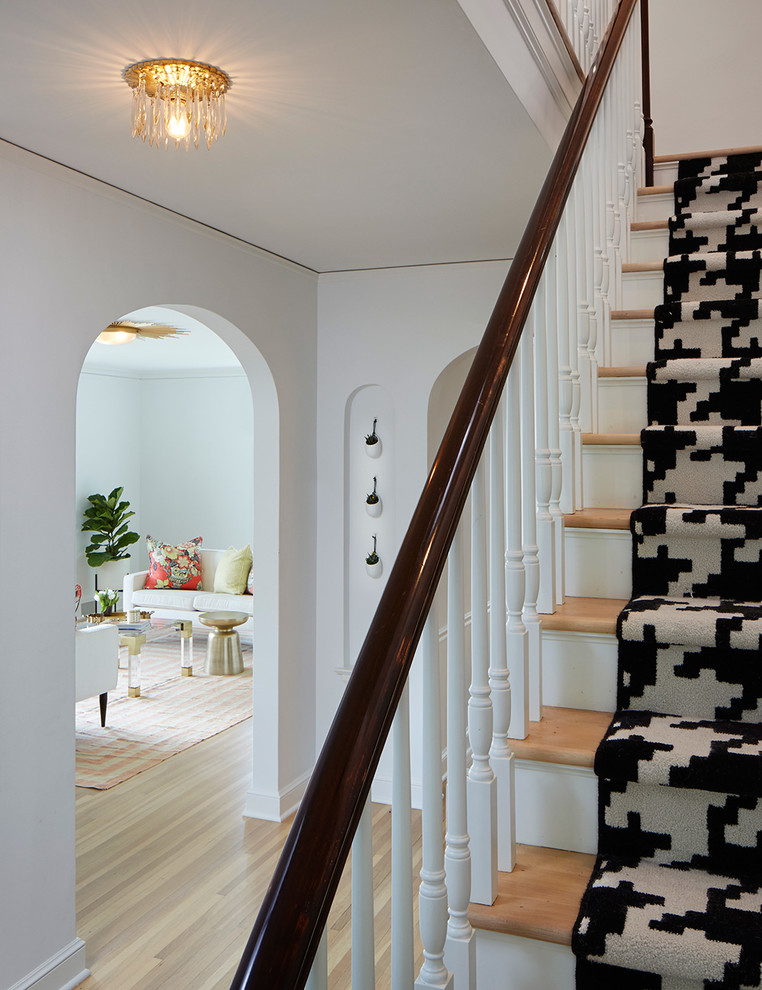 На фото: прямая лестница среднего размера в стиле неоклассика (современная классика) с деревянными ступенями и крашенными деревянными подступенками с
