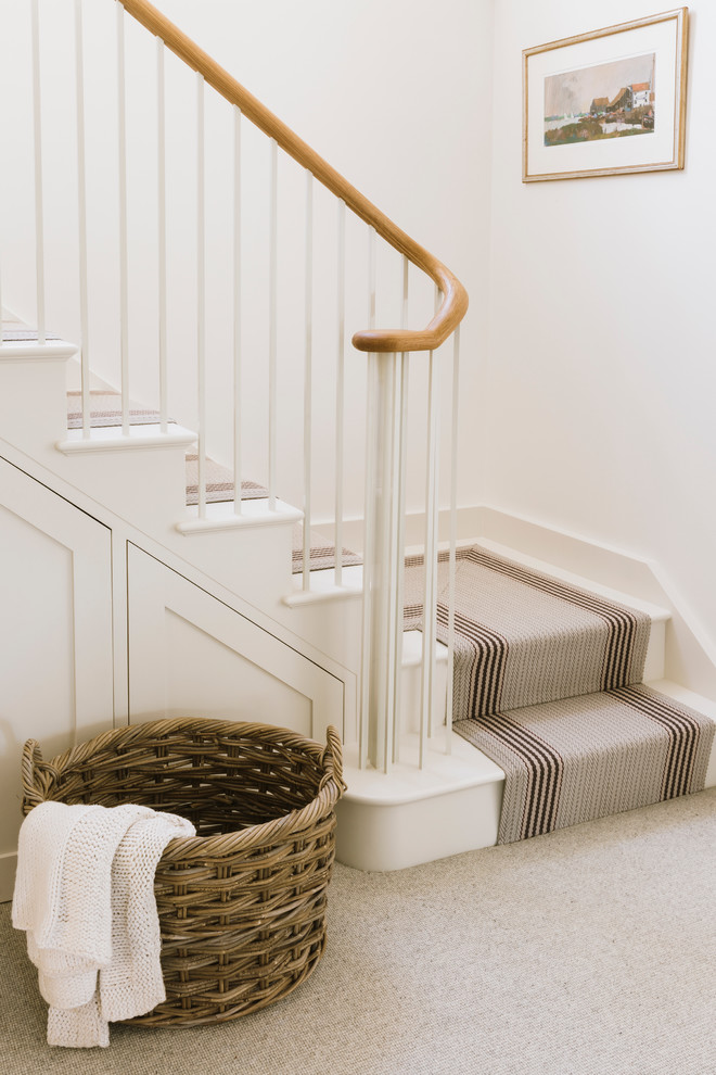 Пример оригинального дизайна: угловая лестница в стиле кантри с ступенями с ковровым покрытием и ковровыми подступенками