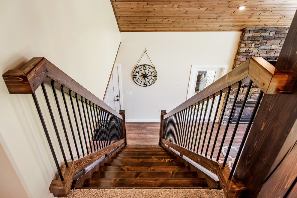 Источник вдохновения для домашнего уюта: прямая деревянная лестница среднего размера в стиле рустика с деревянными ступенями и перилами из смешанных материалов