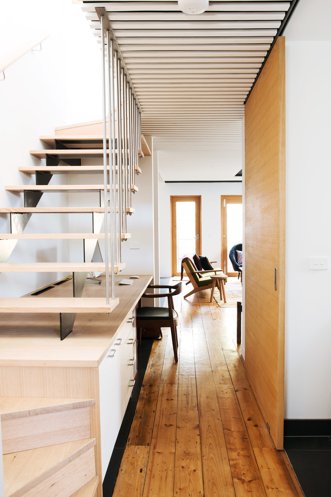 Imagen de escalera en U escandinava de tamaño medio con escalones de madera y contrahuellas de madera
