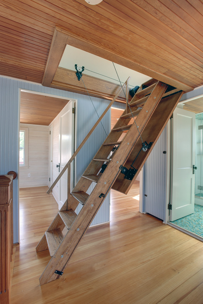 Diseño de escalera recta ecléctica pequeña sin contrahuella con escalones de madera