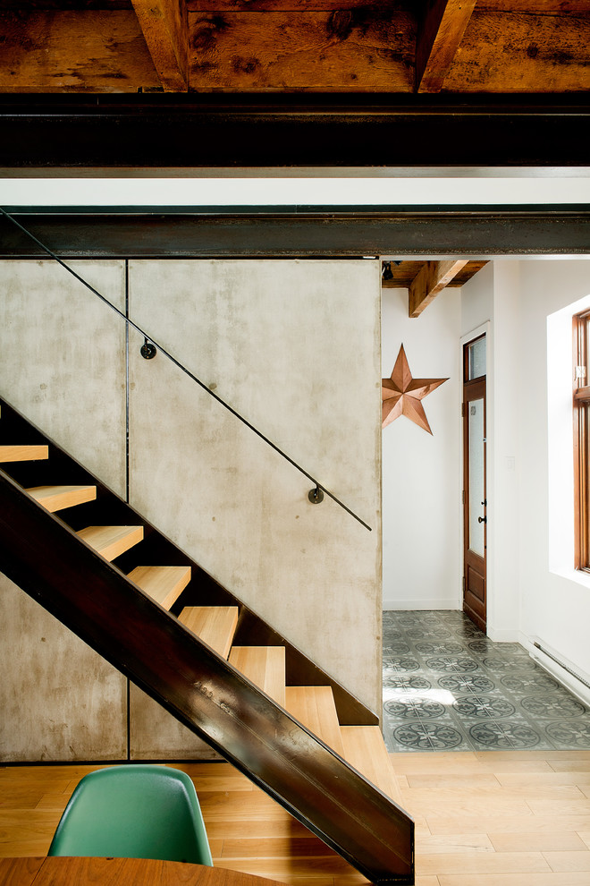 Foto de escalera recta industrial sin contrahuella con escalones de madera