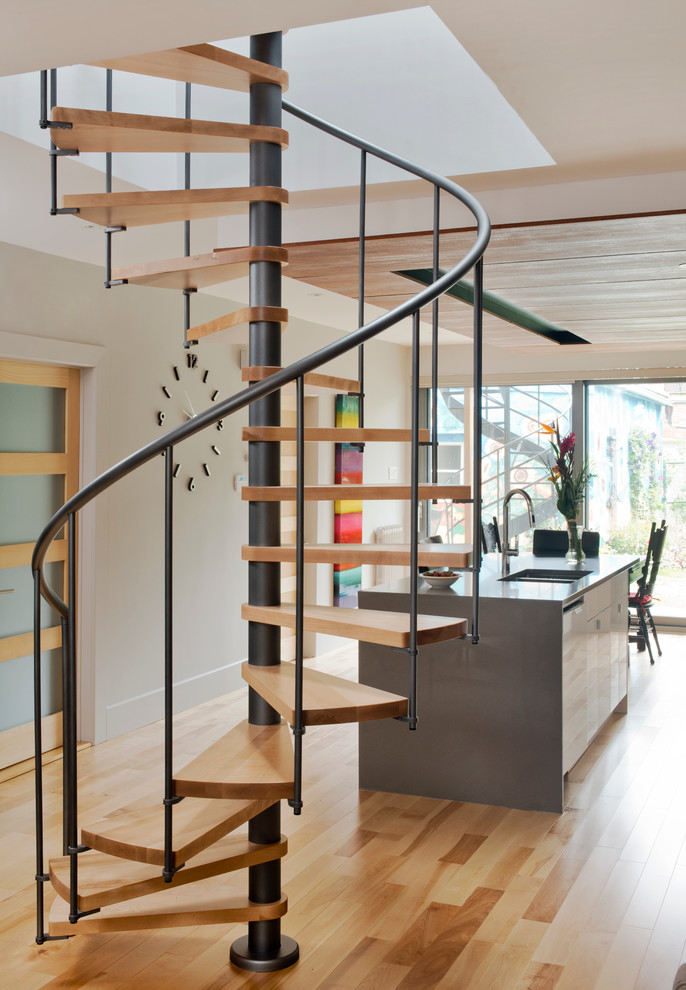 На фото: винтовая лестница в современном стиле