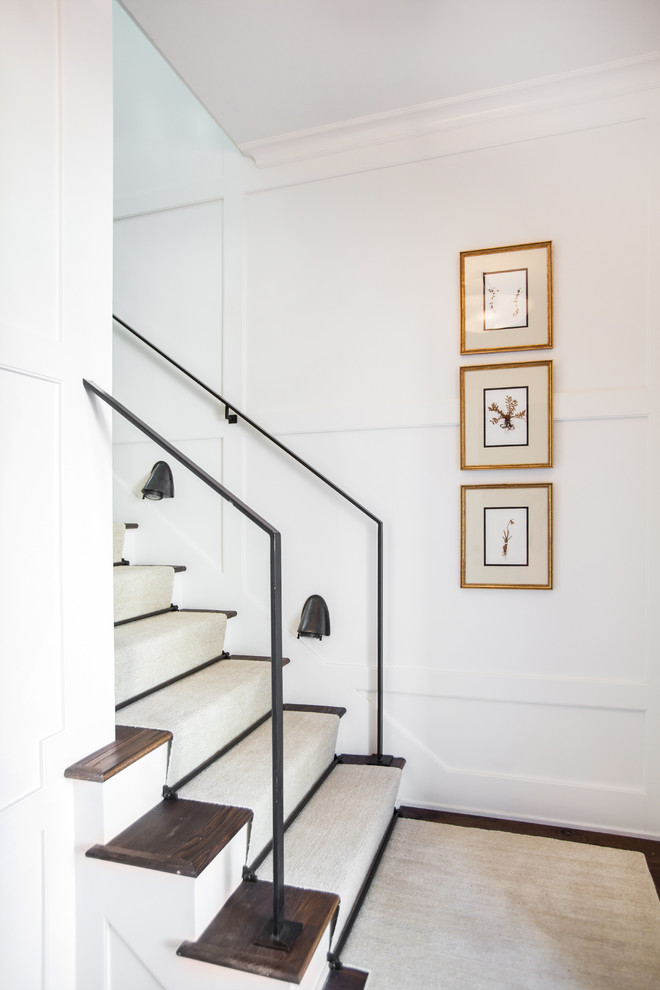 Свежая идея для дизайна: лестница в стиле неоклассика (современная классика) с деревянными ступенями и крашенными деревянными подступенками - отличное фото интерьера