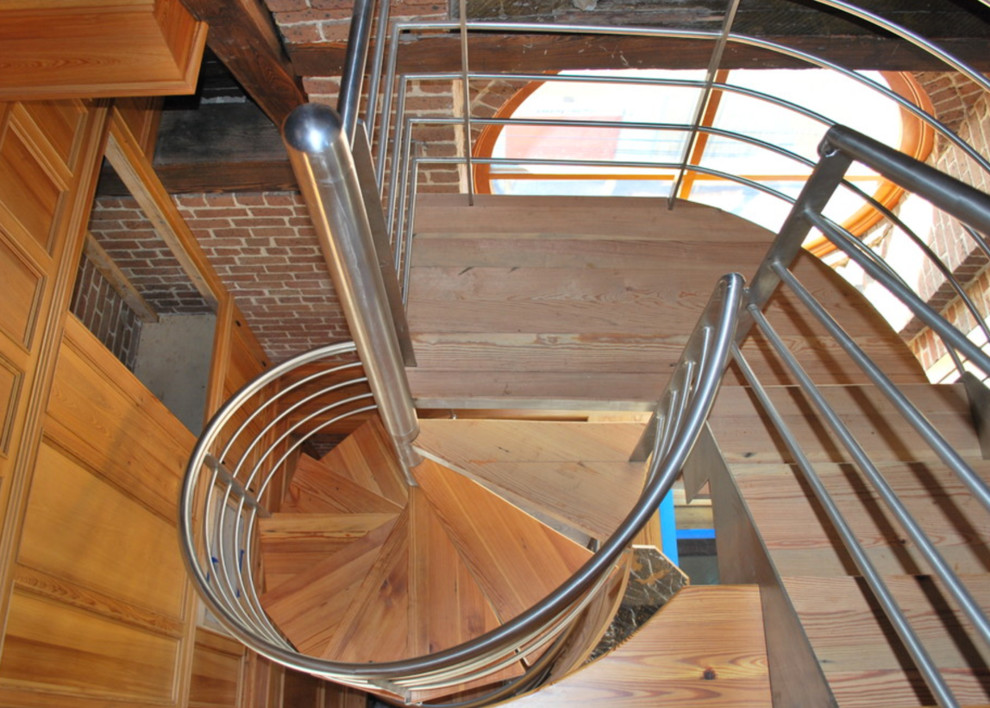 サンディエゴにある高級な中くらいなモダンスタイルのおしゃれならせん階段 (金属の蹴込み板) の写真