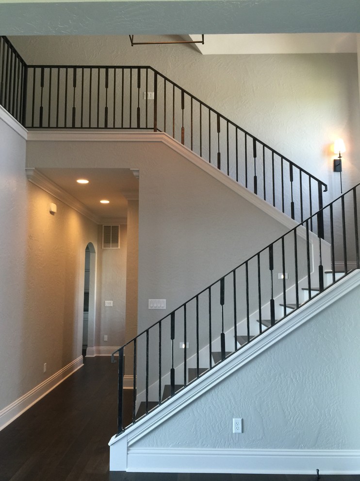 Стильный дизайн: п-образная лестница среднего размера в классическом стиле с деревянными ступенями, крашенными деревянными подступенками и металлическими перилами - последний тренд