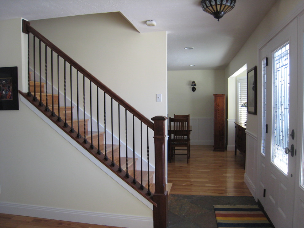 Imagen de escalera recta clásica de tamaño medio con escalones de madera y contrahuellas de madera