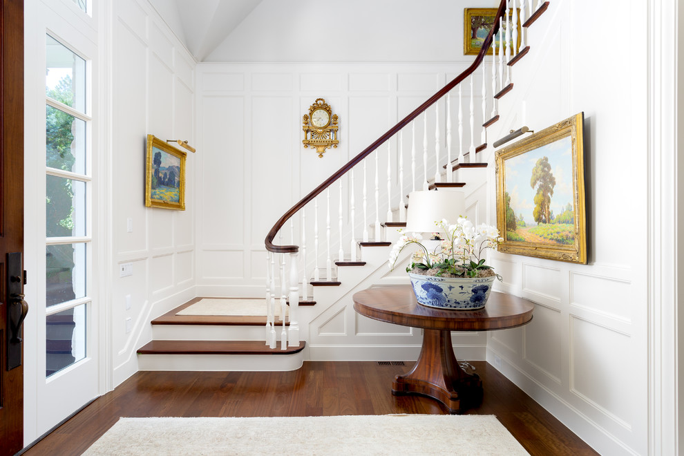 Свежая идея для дизайна: большая п-образная лестница в классическом стиле с деревянными ступенями, деревянными перилами и крашенными деревянными подступенками - отличное фото интерьера