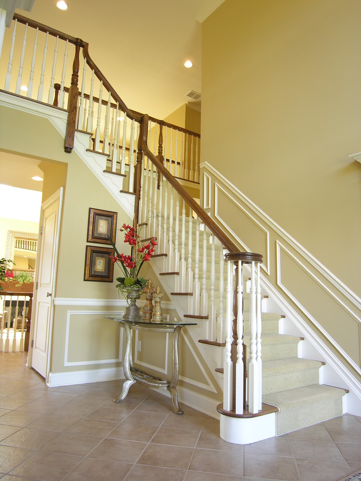 Idées déco pour un escalier classique en L de taille moyenne avec des marches en bois, des contremarches en bois et un garde-corps en bois.