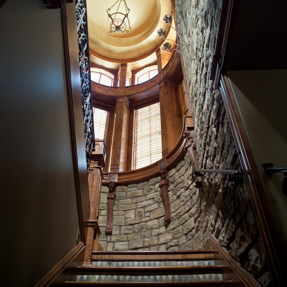 Mittelgroße Klassische Treppe mit gefliesten Setzstufen in Cedar Rapids