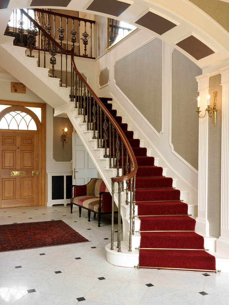 Cette image montre un très grand escalier courbe traditionnel.