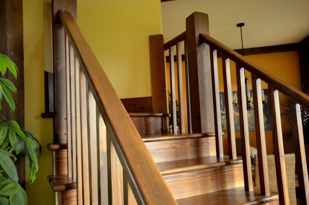 Ejemplo de escalera curva campestre pequeña con escalones de madera y contrahuellas de madera