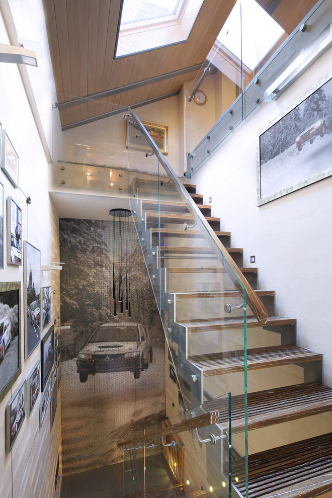 На фото: лестница среднего размера в современном стиле с деревянными ступенями с