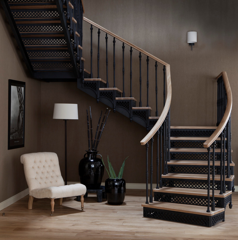 Cette photo montre un escalier chic en U avec des marches en bois, des contremarches en métal, un garde-corps en matériaux mixtes et éclairage.