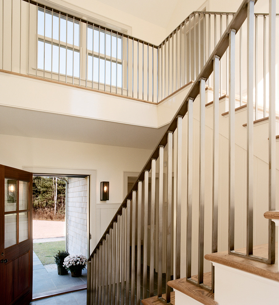 Diseño de escalera recta moderna de tamaño medio con escalones de madera y contrahuellas de madera pintada