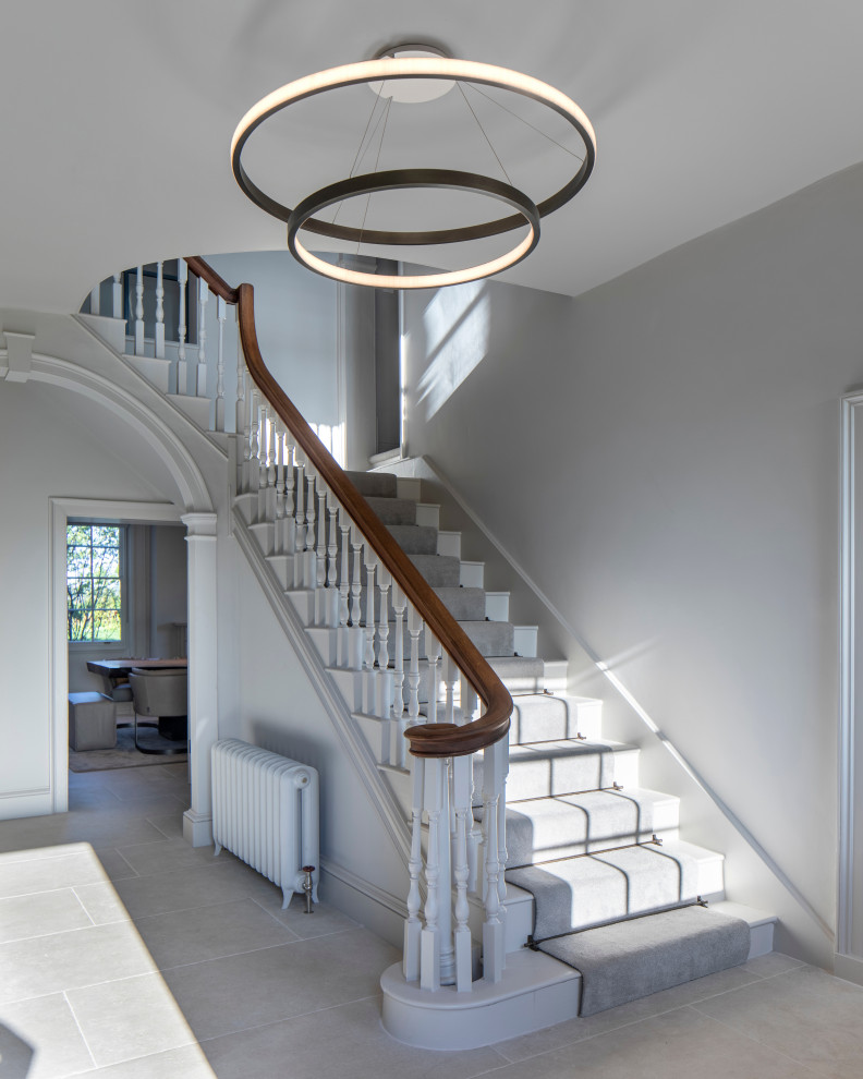 Gewendeltes, Großes Modernes Treppengeländer Holz mit Teppich-Treppenstufen und Teppich-Setzstufen in Oxfordshire