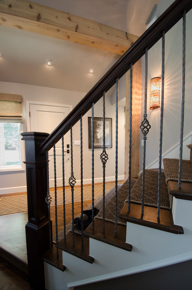 Gerade, Mittelgroße Landhaus Treppe mit Teppich-Treppenstufen, Teppich-Setzstufen und Mix-Geländer in Denver