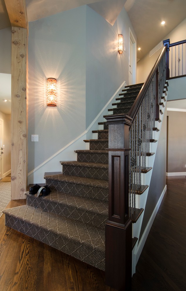 Идея дизайна: прямая лестница среднего размера в стиле кантри с ступенями с ковровым покрытием, ковровыми подступенками и перилами из смешанных материалов
