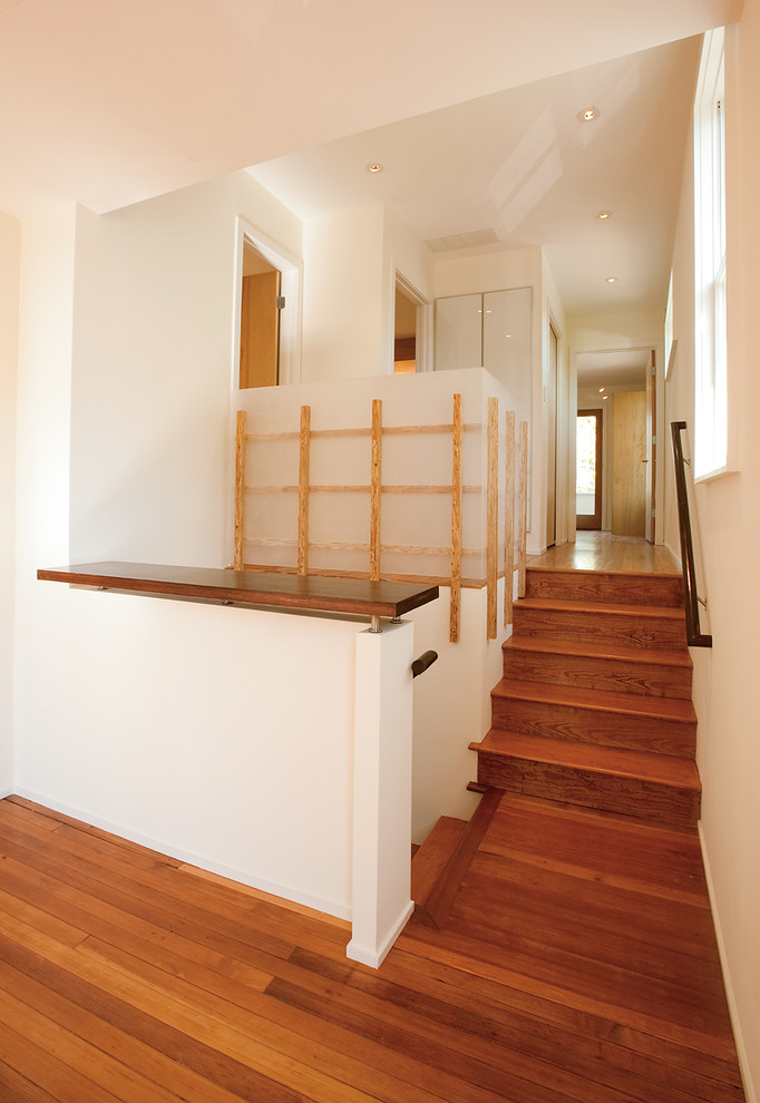 Cette image montre un petit escalier design en L avec des marches en bois et des contremarches en bois.