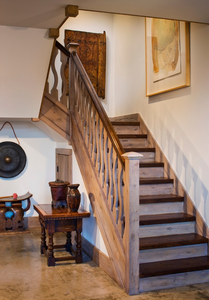 Ejemplo de escalera en U campestre con escalones de madera y contrahuellas de madera