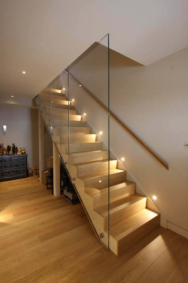 ロンドンにあるコンテンポラリースタイルのおしゃれな直階段 (木の蹴込み板) の写真