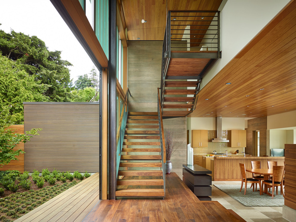 Moderne Holztreppe in U-Form mit offenen Setzstufen und Stahlgeländer in Seattle