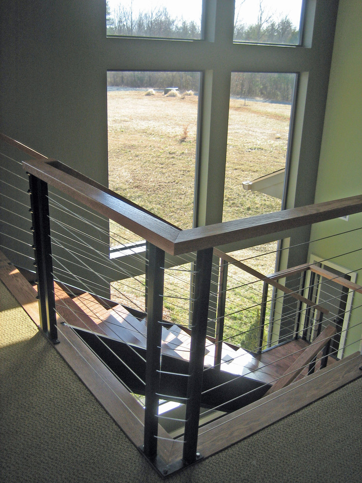 Moderne Holztreppe in U-Form mit offenen Setzstufen in Sonstige